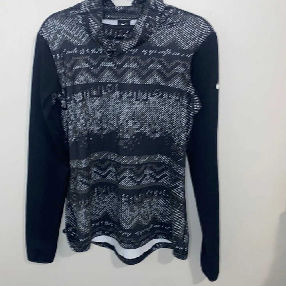 🎱Grey, black and white patterned long sleeved Nike Dri-fit! - Picture 2 of 9